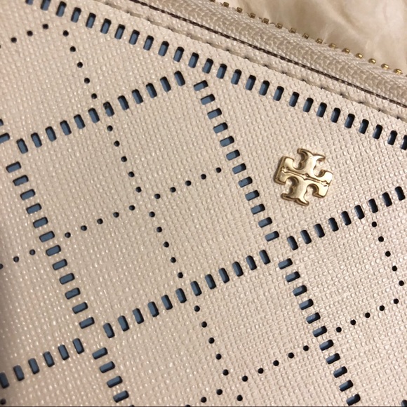 Tory Burch Robinson Crosshatch Smartphone - Picture 3 of 8
